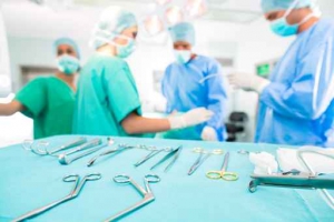 Chirurgen operieren in OP-Saal an Patienten
